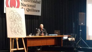 Max Ciogli realizó una performance donde presentó dos softwares para enseñar música a personas sordas y ciegas.